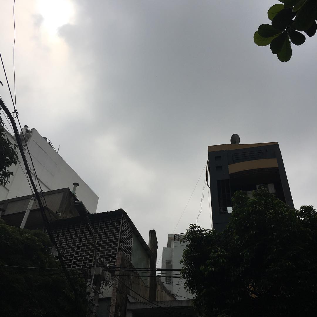 サイゴンは朝からすっきりしない天気 Cloudy sky in#saigon.